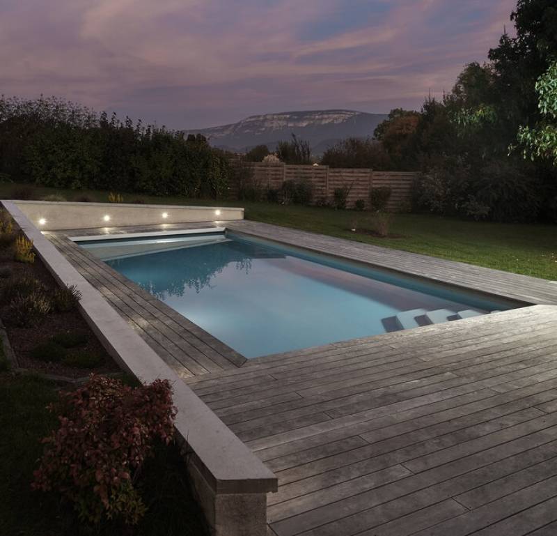 Top 5 des Idées d’Éclairage pour Sublimer Votre Piscine en Béton